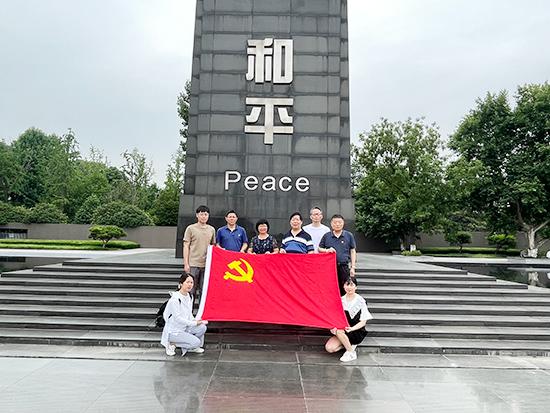 参观南京大屠杀同跑纪念馆