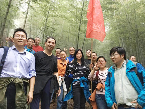 大家齐心协力共登600米山峰 大家齐心协力共登600米山峰