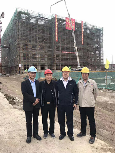 我院副院长与相关负责人合影 我院副院长与相关负责人合影