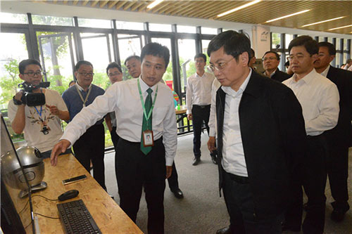 专业教师为张敬华副省长作智能家居演示 专业教师为张敬华副省长作智能家居演示