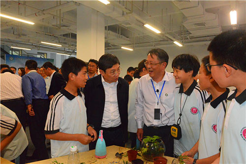 黄志良院长带领张敬华副省长感受绿色校园 黄志良院长带领张敬华副省长感受绿色校园