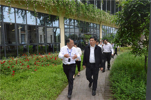 黄志良院长带领张敬华副省长感受绿色校园 黄志良院长带领张敬华副省长感受绿色校园