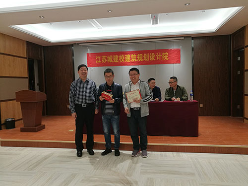 袁春树院长为单位最高贡献奖得主颁奖 袁春树院长为单位最高贡献奖得主颁奖