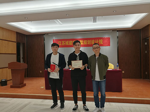 冷红卫为单位最佳新人奖得主颁奖 冷红卫为单位最佳新人奖得主颁奖