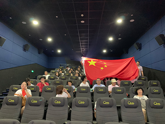 观影现场员工陆续进场