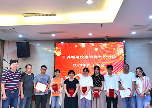 左丽萍副院长、王晨曦主席为先进工作者颁奖 左丽萍副院长、王晨曦主席为先进工作者颁奖