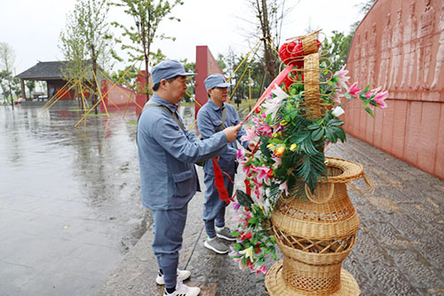 袁春树和奚伟兴同志向革命烈士献花圈整理挽联