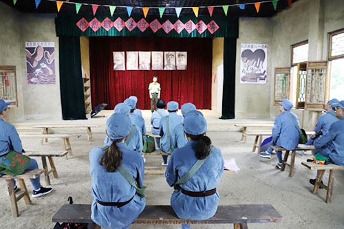 全体党员认真上党课