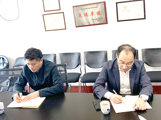 学校领导认真听取校办企业负责人汇报企业情况 学校领导认真听取校办企业负责人汇报企业情况