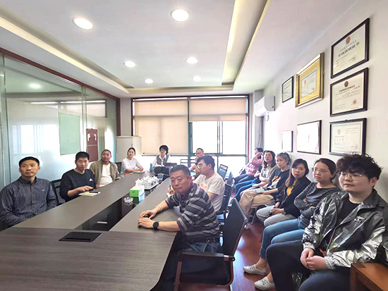 学习会议上大家正在认真地观看 学习会议上大家正在认真地观看